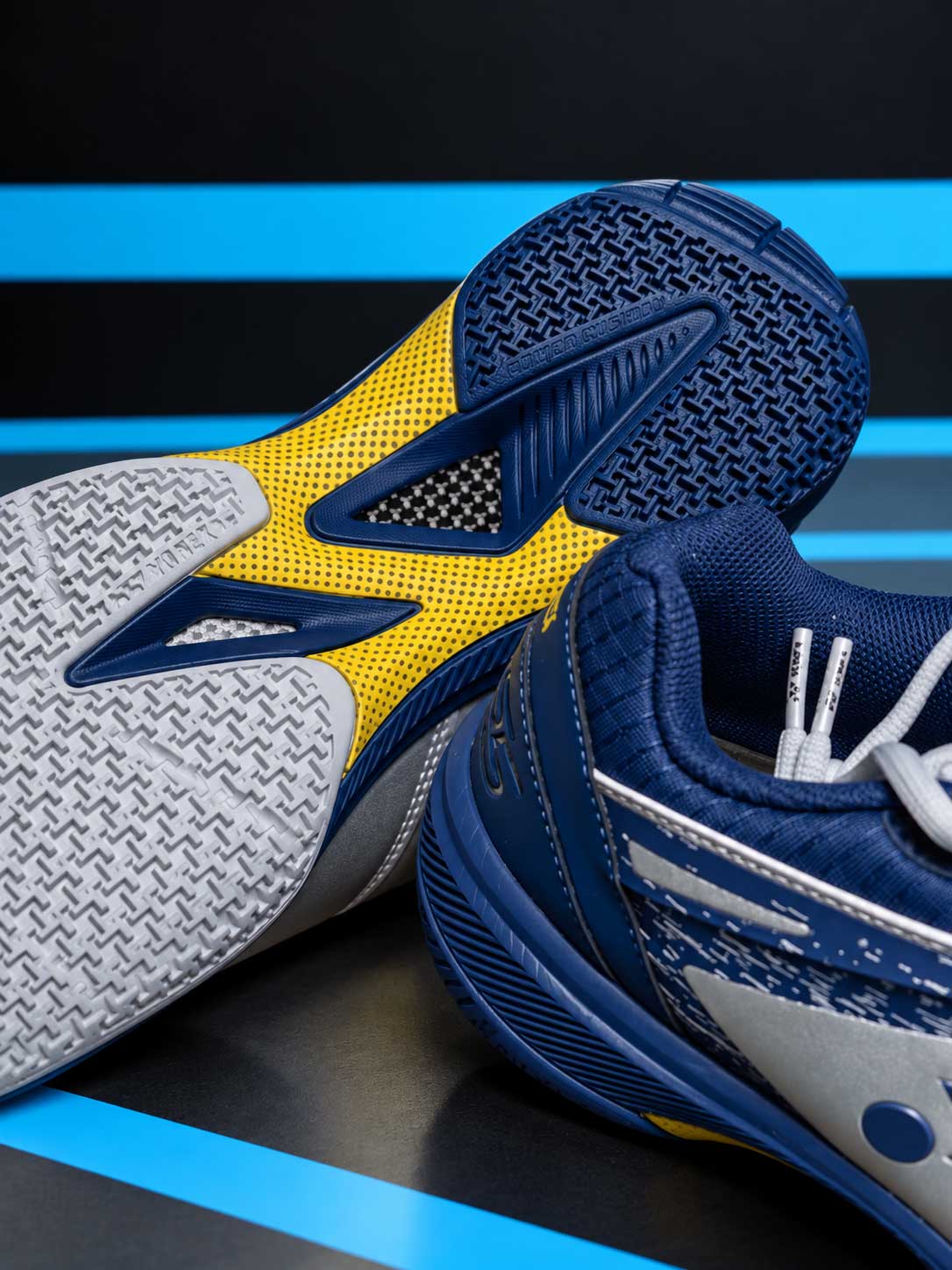 Yonex SHB 65Z4 Men VA Silver Navy sole